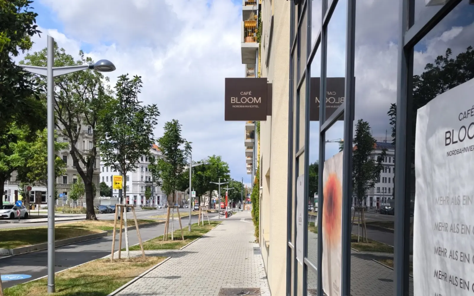 Café-Bloom-Schild aus der realen Straßenansicht